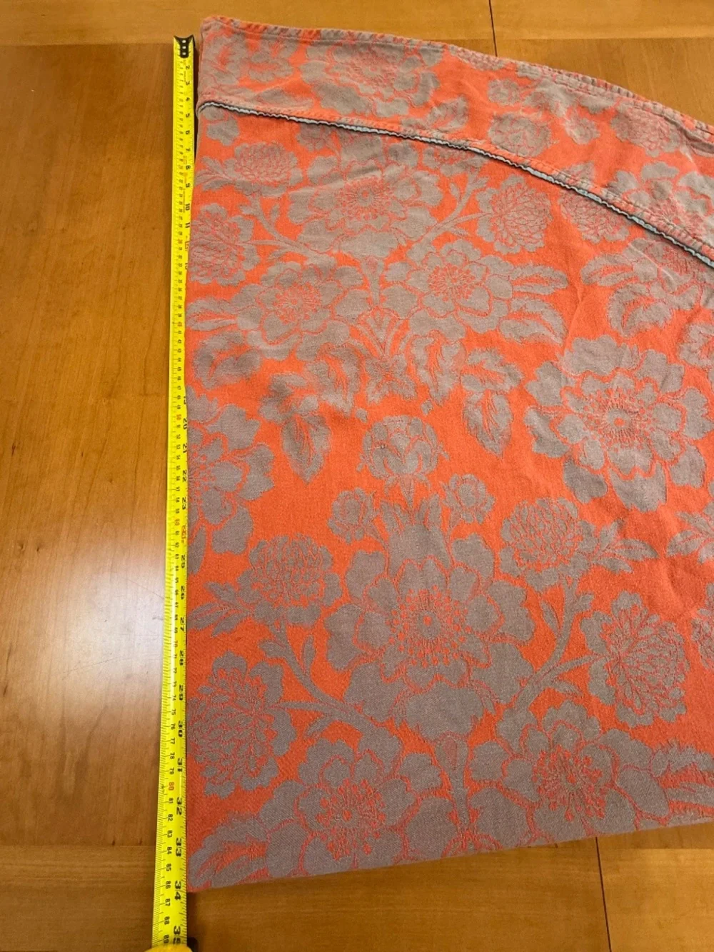 Anthropologie Magnolia Jacquard Tablecloth and Dahlia Napkin Set (8)
